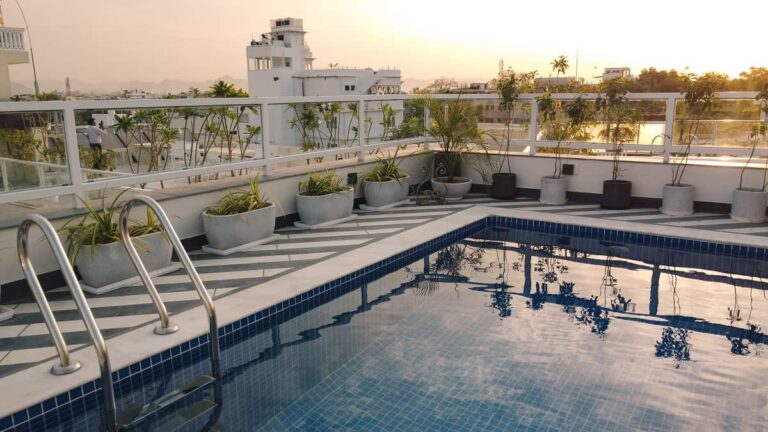 Restaurant & Pool